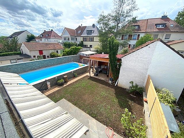 Blick in den Garten mit Pool