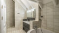 Badezimmer mit Badewanne und Dusche