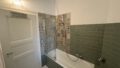 Badezimmer mit Duschwanne