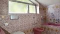 WC rosa hoch