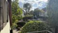 Blick vom Balkon zur Straße