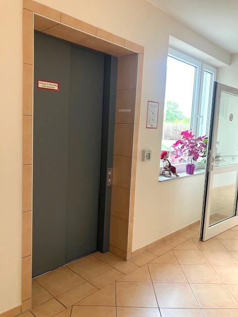 mit dem Aufzug zum 2. OG