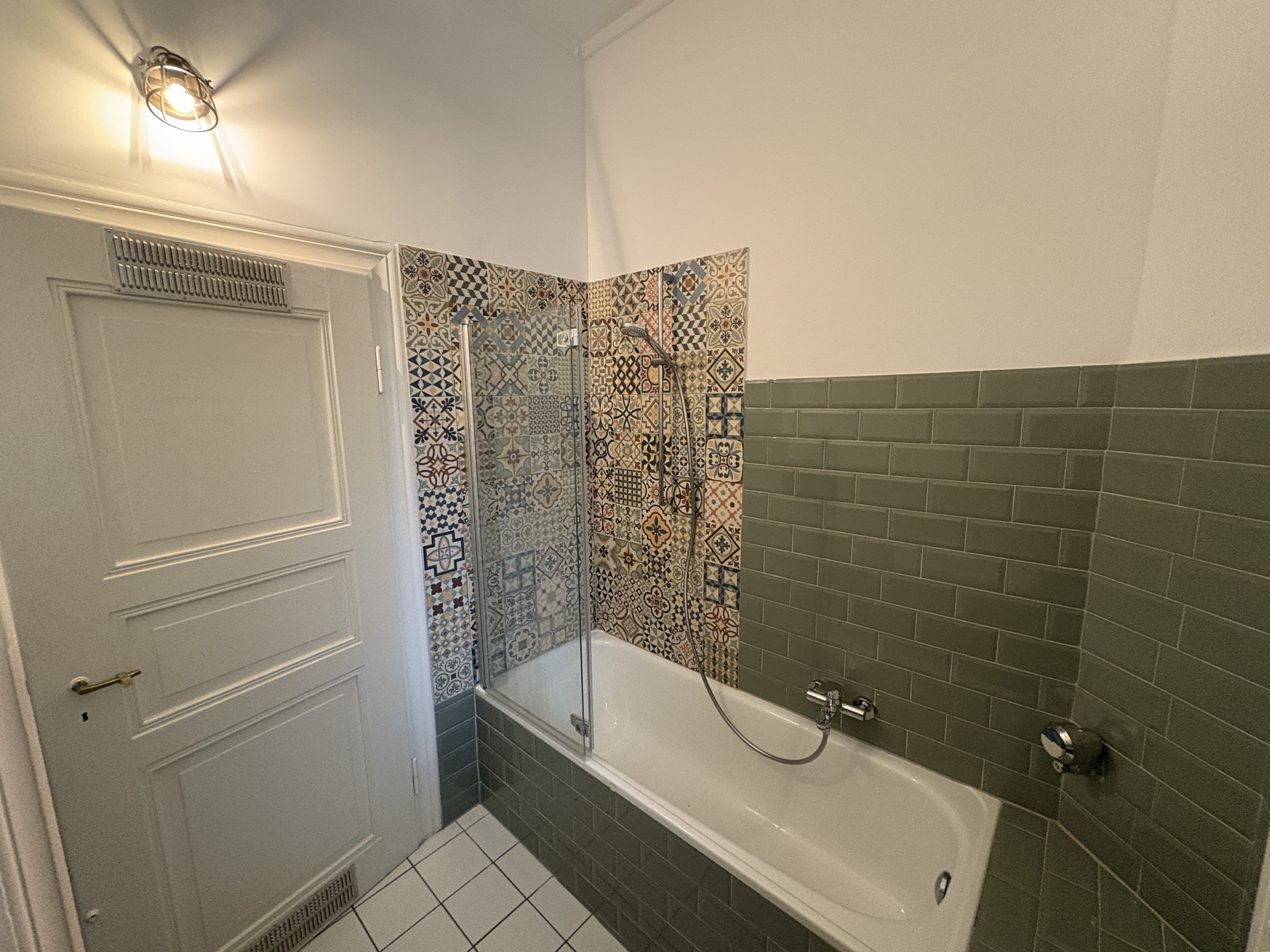 Badezimmer mit Duschwanne