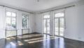 Wohnzimmer mit Zugang zum Balkon