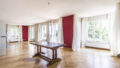 wunderschöner Wohnbereich mit großen Fensterflächen